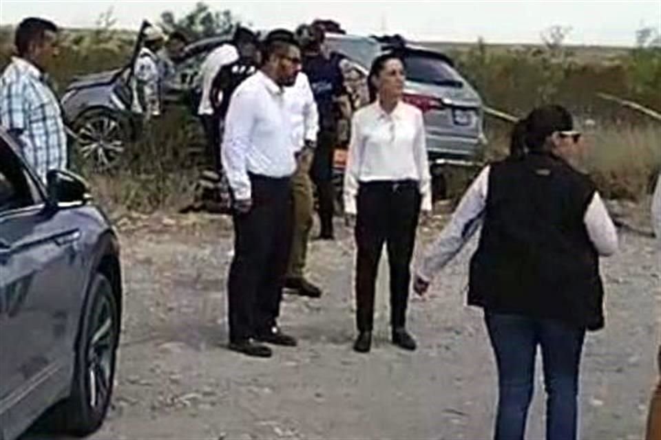 Claudia Sheinbaum detuvo momentáneamente su camino rumbo a Nueva Rosita, Coahuila, al enterarse del accidente donde participó uno de los vehículos de su comitiva.