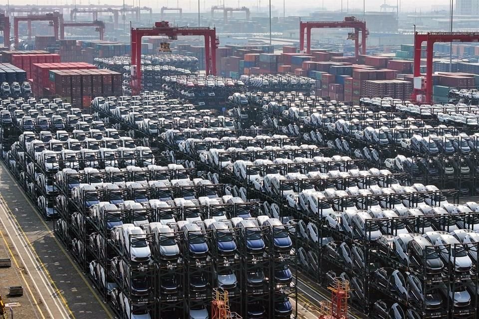 Autos de BYD listos para exportación. Los fabricantes chinos de VEs enfrentarán nuevos aranceles en Europa.