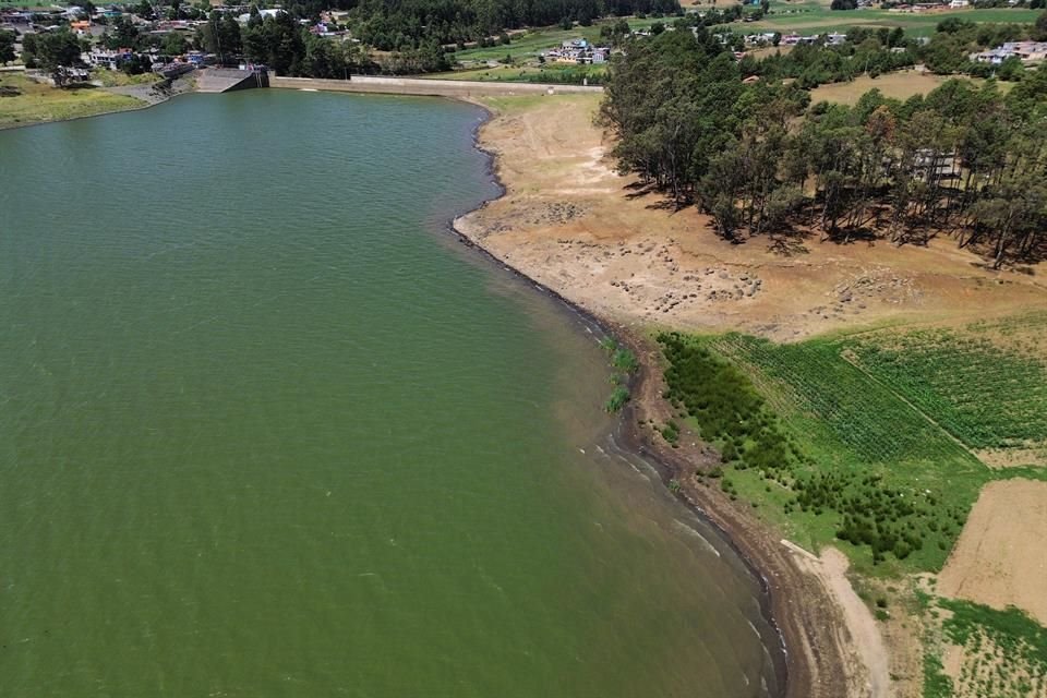 La presa Villa Victoria, que forma parte del Sistema Cutzamala, se encuentra por debajo de sus niveles históricos... y la situación cada vez empeora más.