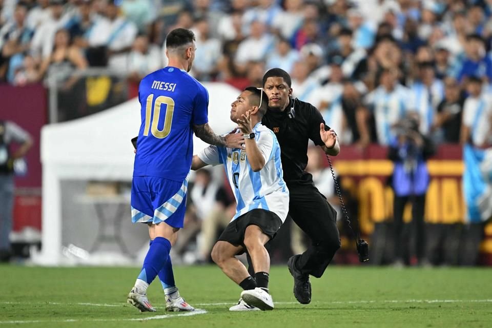 Un aficionado se metió a la cancha.