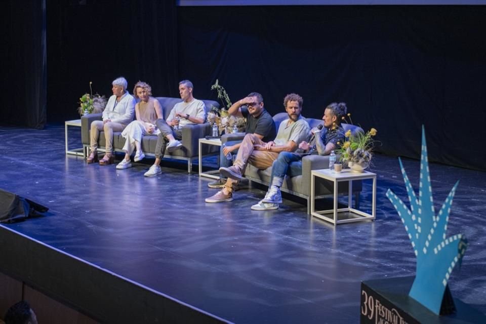 Los periodistas y cineastas Denise Maerker, Santiago Maza, Héctor Laso, Marcos Vizcarra y María de Jesús Peters dialogaron sobre la sinergia entre sus disciplinas en el FICG.