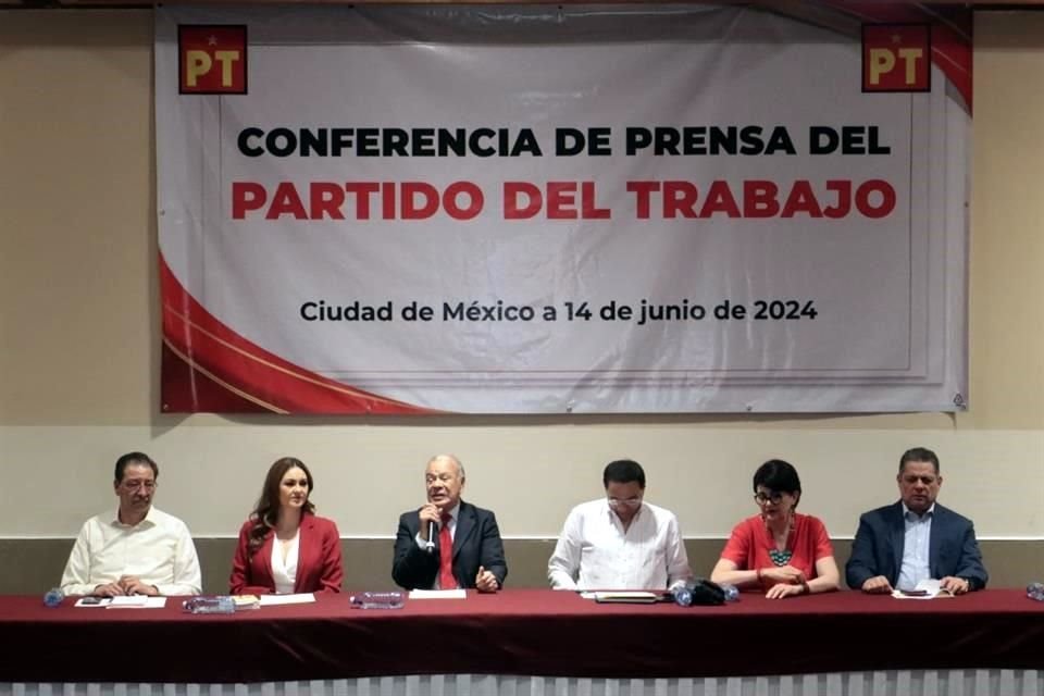 Conferencia de prensa encabezada por Alberto Anaya, líder del Partido del Trabajo.