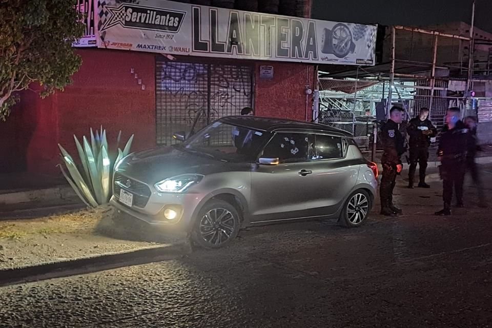 Mientras circulaban en un vehículo por la Colonia Paraísos del Colli, dos hombres fueron atacados a balazos; uno murió y el otro se encuentra en estado grave.