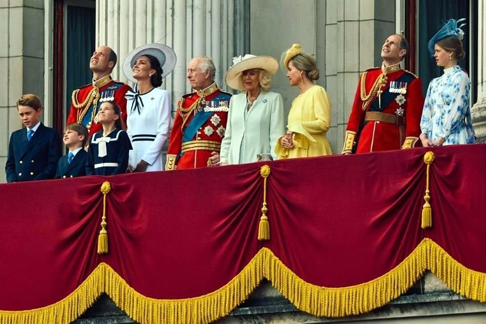 La familia Real disfrutó finalmente de un desfile aéreo.