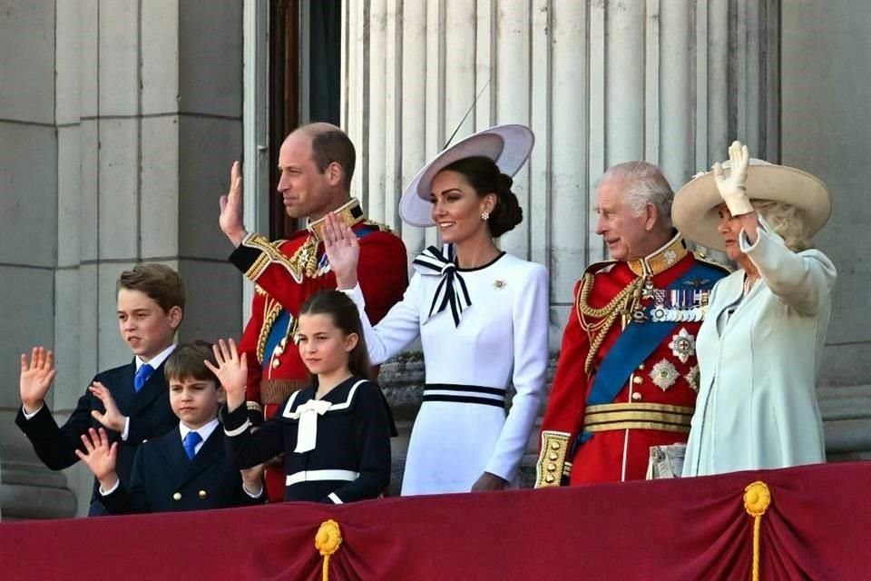 En su primer acto público tras su diagnostico de cáncer, Kate Middleton reapareció sonriente y acompañada de su la Familia Real.