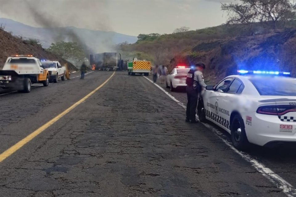 Tras la captura de 5 integrantes de 'Los Viagras' en Michoacán se registró la quema de vehículos en Apatzingán-Aguililla, según autoridades.