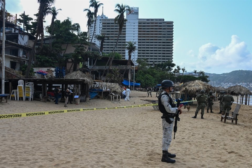 Un hombre decapitado fue hallado este sábado en una palapa cercana a la playa Condesa, en Acapulco, Guerrero, informaron autoridades.