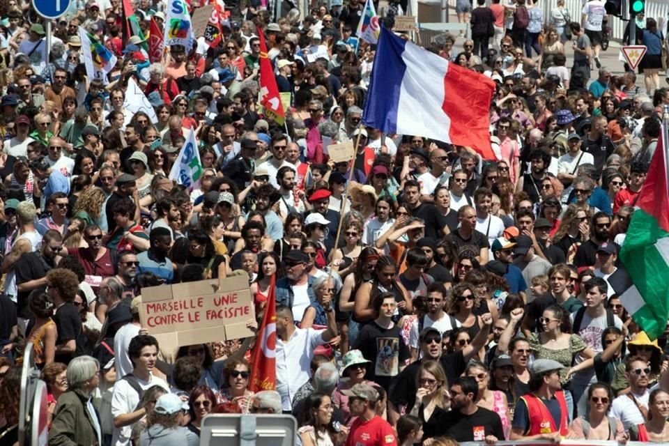 Los manifestantes sostenían letreros con la frase 'Libertad para todos, Equidad para todos y Fraternidad con todos'.