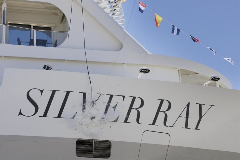 En una conmovedora ceremonia el innovador barco de la naviera #Silversea recibe el nombre de Silver Ray, ante entusiastas cruceristas y amantes del lujo en alta mar.