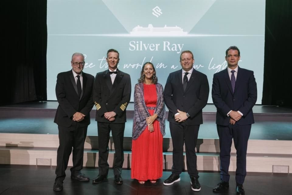 En la ceremonia, Jason Liberty, presidente y director ejecutivo de Royal Caribbean Group, y Bert Hernandez, celebrando su primer nombramiento como presidente de Silversea.