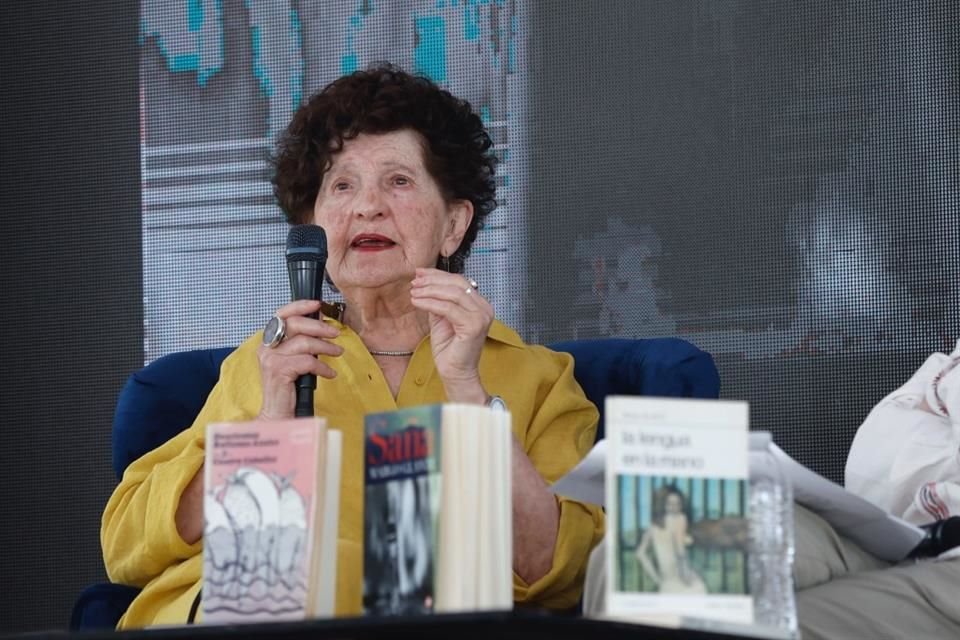 La reconocida escritora Margo Glantz recibió un homenaje en la Feria Internacional del Libro, en el Jardín Hidalgo de Coyoacán.