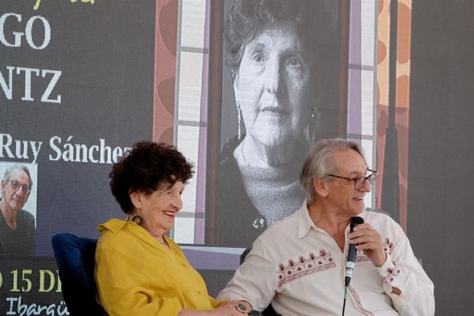 Homenaje a la escritora Margo Glantz en la FILCO en Coyoacán, acompañada por Alberto Ruy-Sánchez.