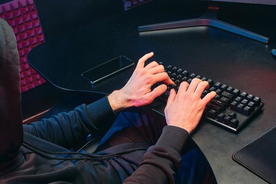 La Policía Cibernética advirtió que conectarse a redes WiFi públicas no es la mejor opción aunque sean de dependencias de gobierno, negocios o plazas públicas.