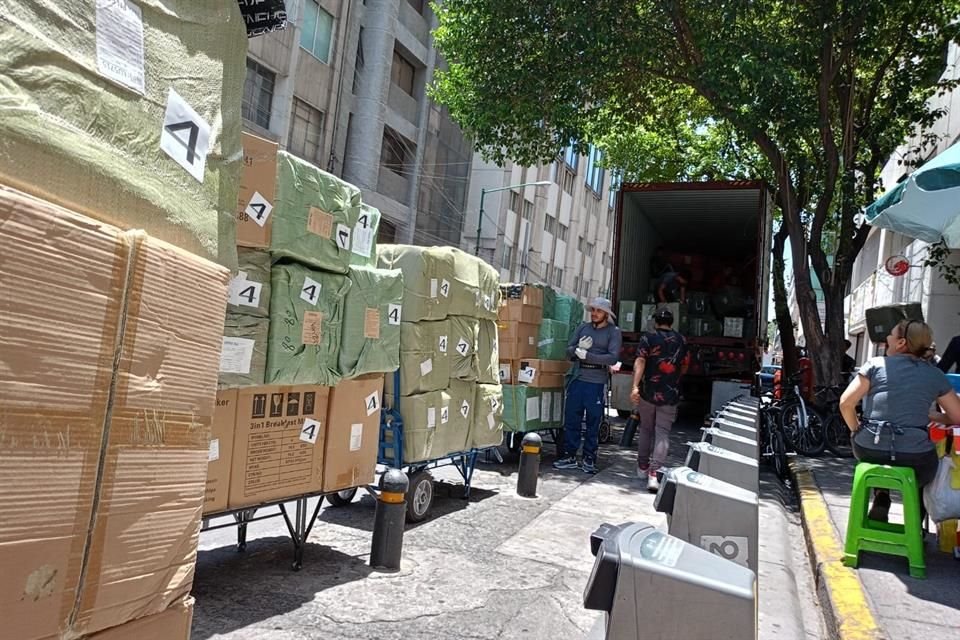 Durante las madrugadas es habitual observar la llegada y las maniobras de los camiones de carga.