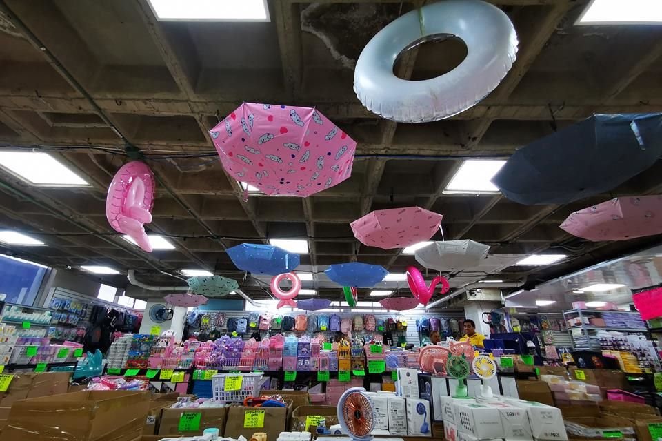 Los productos provenientes de Asia se almacenan para el traslado en contenedores, cada uno de 22 toneladas. 