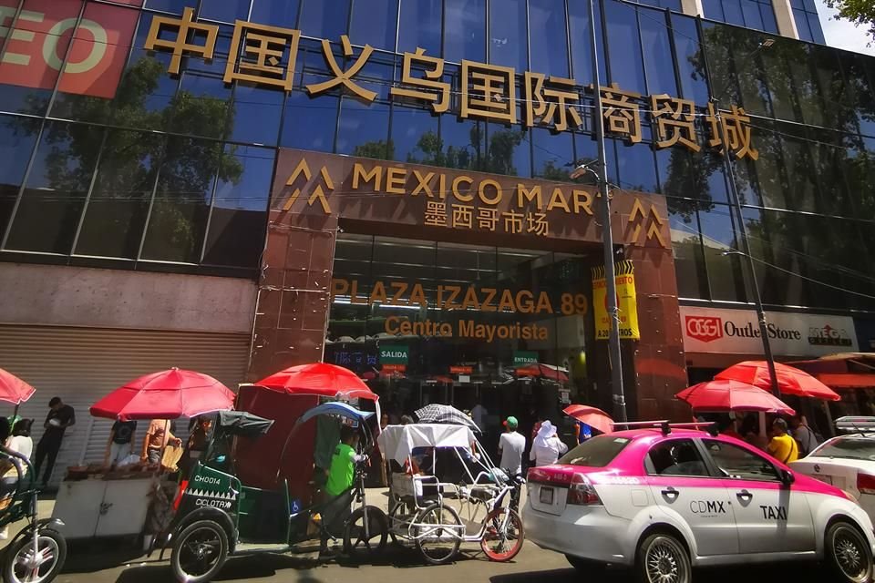 La plaza es mejor conocida como Izazaga 89 y en 16 pisos ofrece productos al mayoreo.