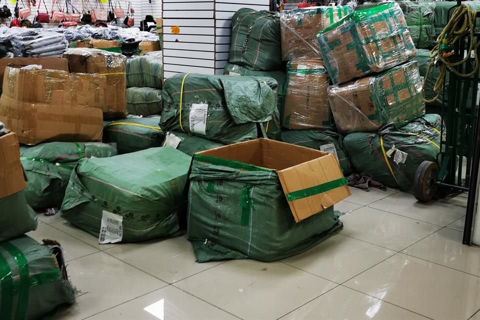 Los tráileres que llegan a CDMX descargan en la Colonia Obrera, donde un los 'diableros' se encargan de trasladar las cajas. 