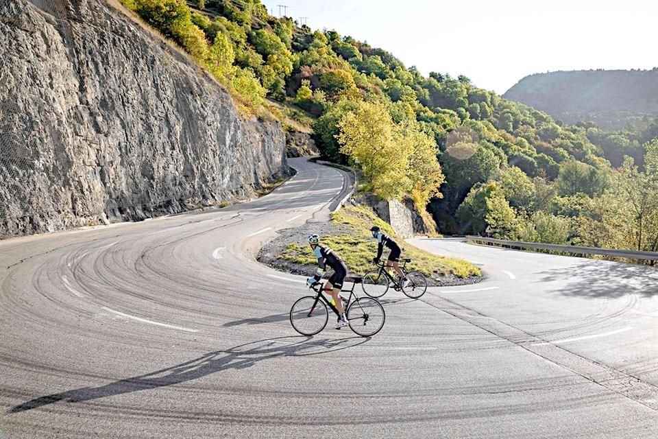 Pedalear por algunos senderos de los Alpes franceses.