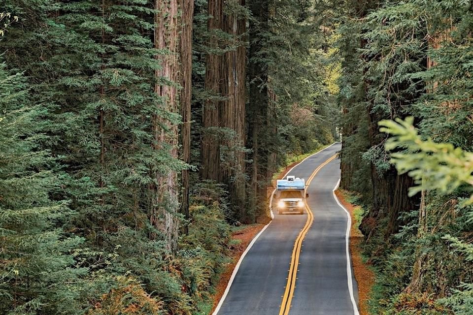 Seguir un viaje carretero por Estados Unidos o Canadá a bordo de una casa rodante o vehículo recreativo.