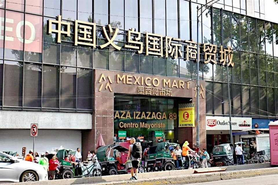 Comerciantes chinos se han instalado en al menos 4 macroplazas del Centro Histórico donde venden mercancía de todo tipo.