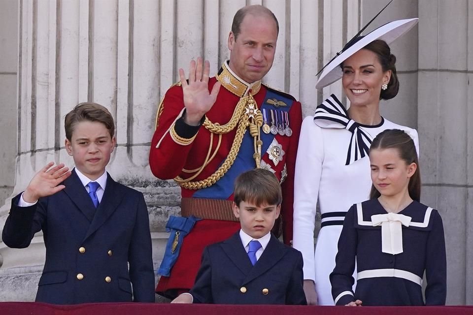 Kate Middleton capturó una imagen de sus hijos, Jorge, Carlota y Luis, junto al Príncipe Guillermo para felicitarlo por el Día del Padre.