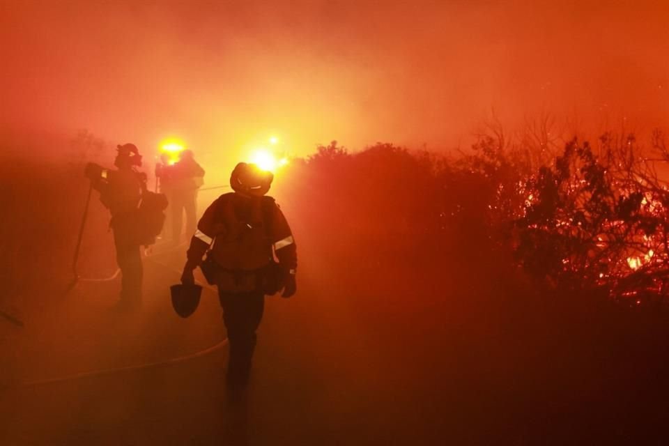 Bomberos intentar combatir un incendio en el condado de Los Ángeles en California.