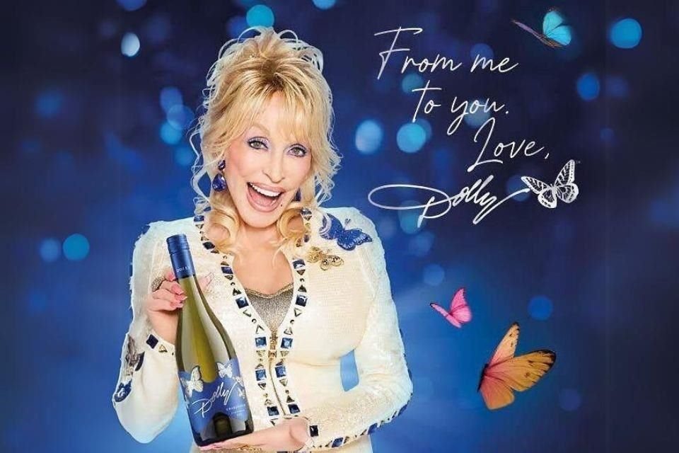 Dolly Parton incursionará en el mundo del vino con el lanzamiento de una línea de bebidas llamada 'Dolly's Wines'.