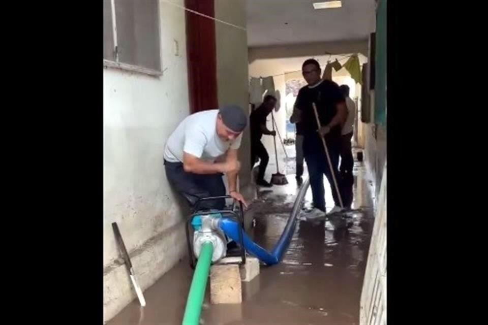 Labores de desazolve en viviendas de Chetumal, este domingo.