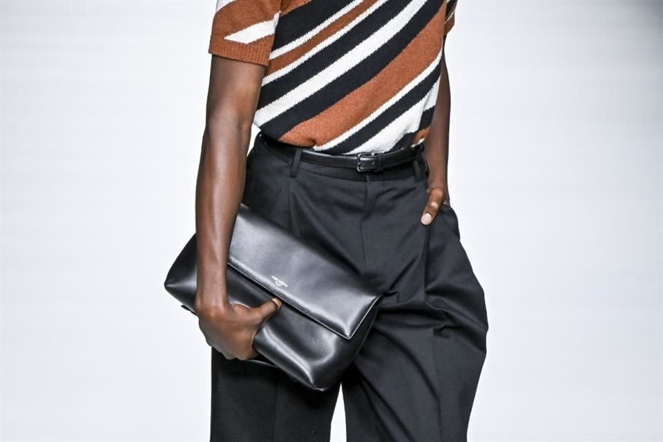 Los bolsos y cinturones para hombre complementaron los atuendos que conforman la colección primavera-verano 2025.