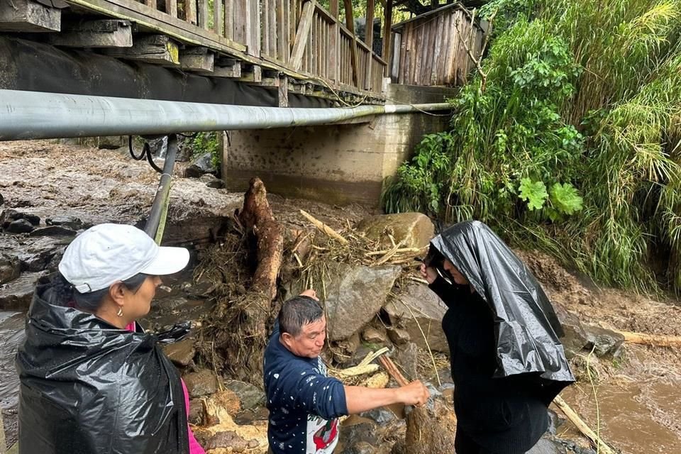 Intensas lluvias provocaron un deslizamiento de tierra en Ecuador, dejando al menos 6 muertos y 30 desaparecidos.