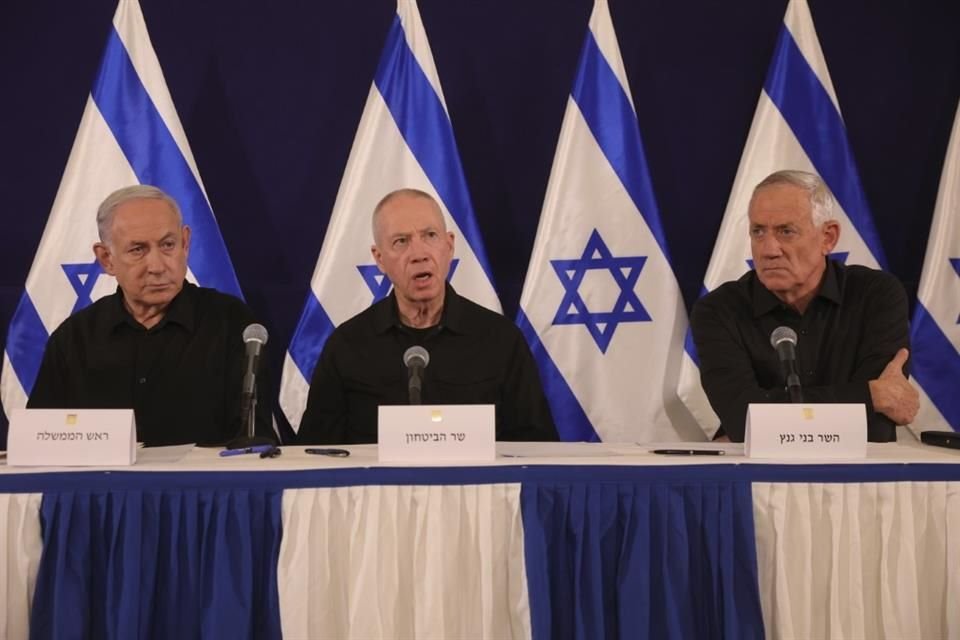 El Primer Ministro, Benjamin Netanyahu, junto al Ministro de Defensa, Yoav Gallant y el Ministro del gabinete, Benny Gantz, durante una conferencia de prensa el 28 de octubre del 2023.