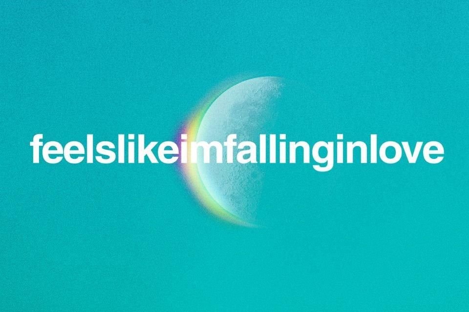 El primer sencillo del proyecto discográfico se titula 'feelslikeimfallinginlove'.