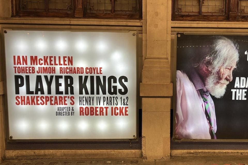 Un letrero de Player Kings en el Noel Coward Theatre en Londres, protagonizada por Sir Ian McKellen, quien fue llevado al hospital después de sufrir una caída en una función en el West End.