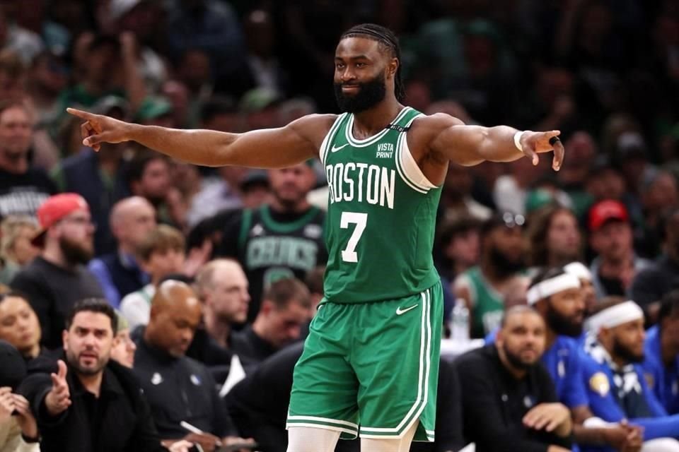 Jaylen Brown también salió inspirado y brilló ante su afición.