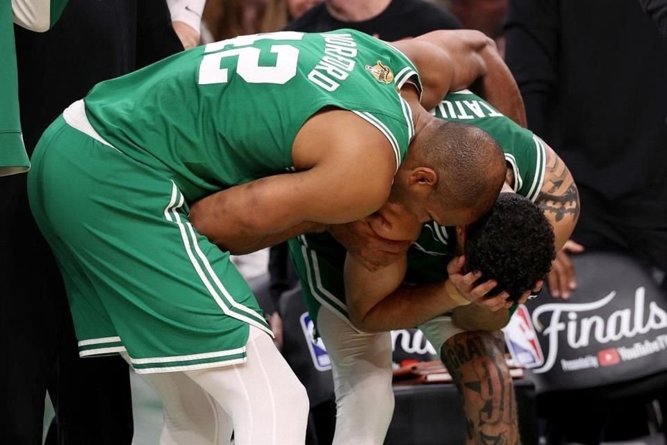 Tatum no logró contener la emoción y terminó llorando.