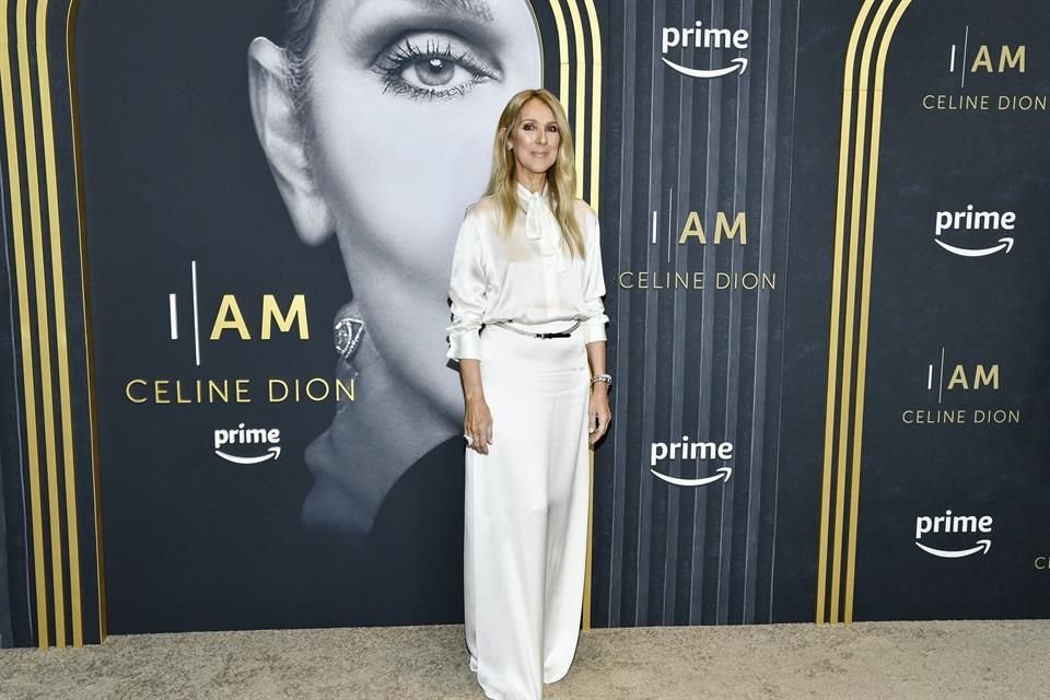 Celine Dion lució un atuendo blanco durante la presentación de su documental.