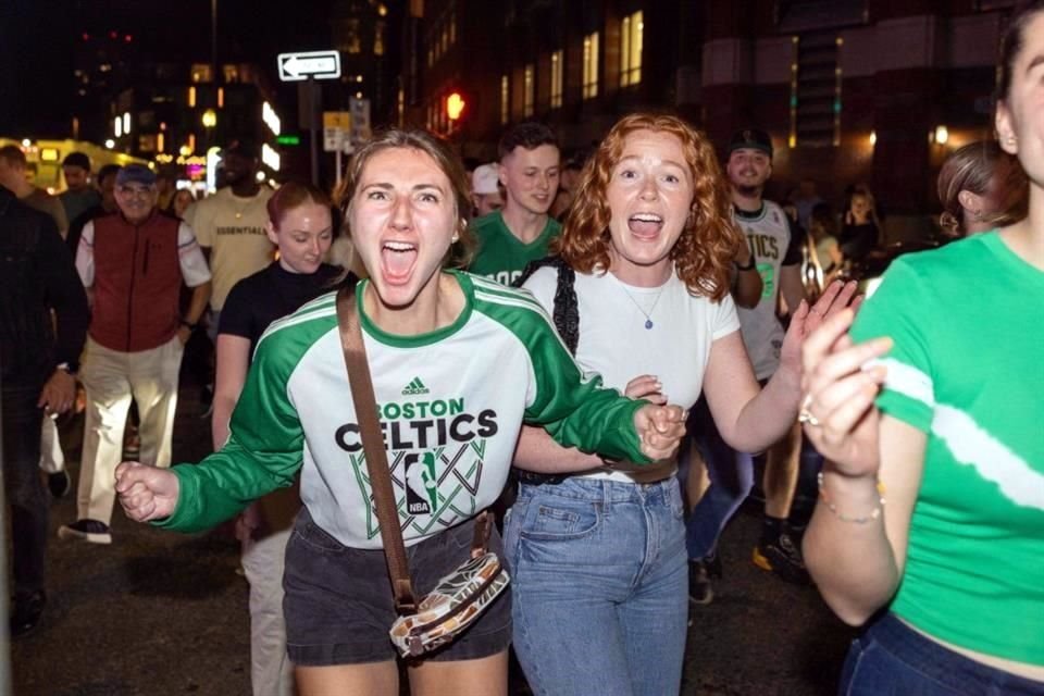 En las calles de Boston, la alegría abundó para los seguidores de los Celtics.