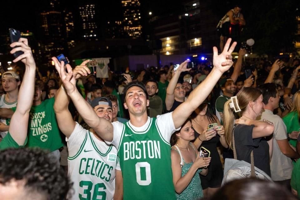 En las calles de Boston, la alegría abundó para los seguidores de los Celtics.