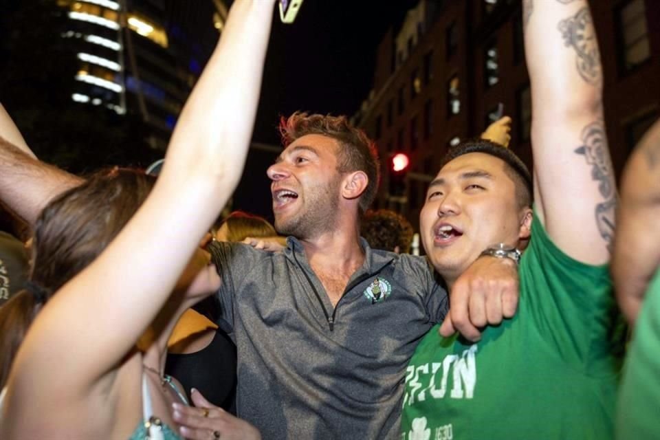 En las calles de Boston, la alegría abundó para los seguidores de los Celtics.