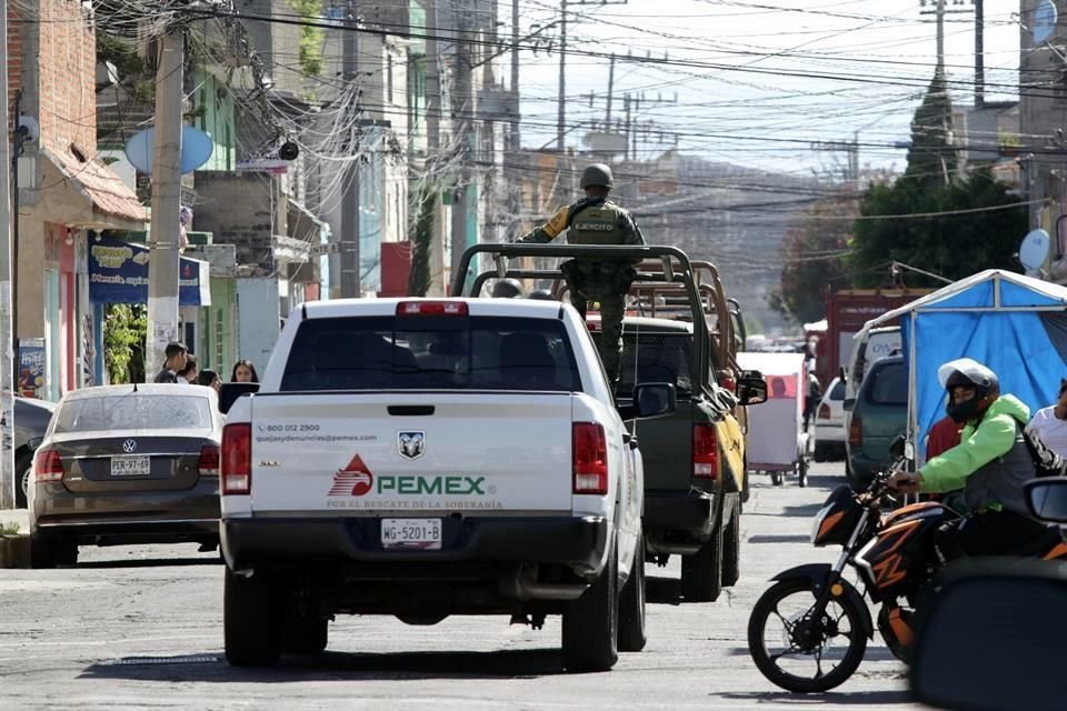 En la última semana, escenas como esta han sido frecuentes; tanto Pemex como el ejército se mantienen en la zona.