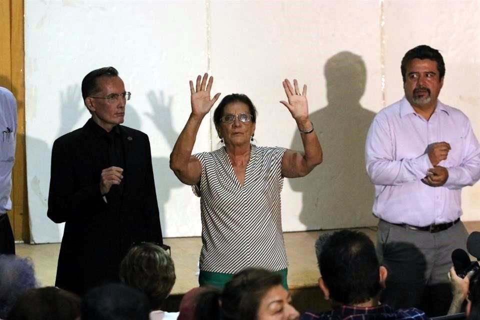 Myriam Urzúa tuvo un encuentro con vecinos quienes le reprocharon la tardanza en la actuación.