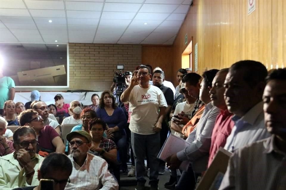 El encuentro entre vecinos y autoridades de Protección Civil fue acalorado.