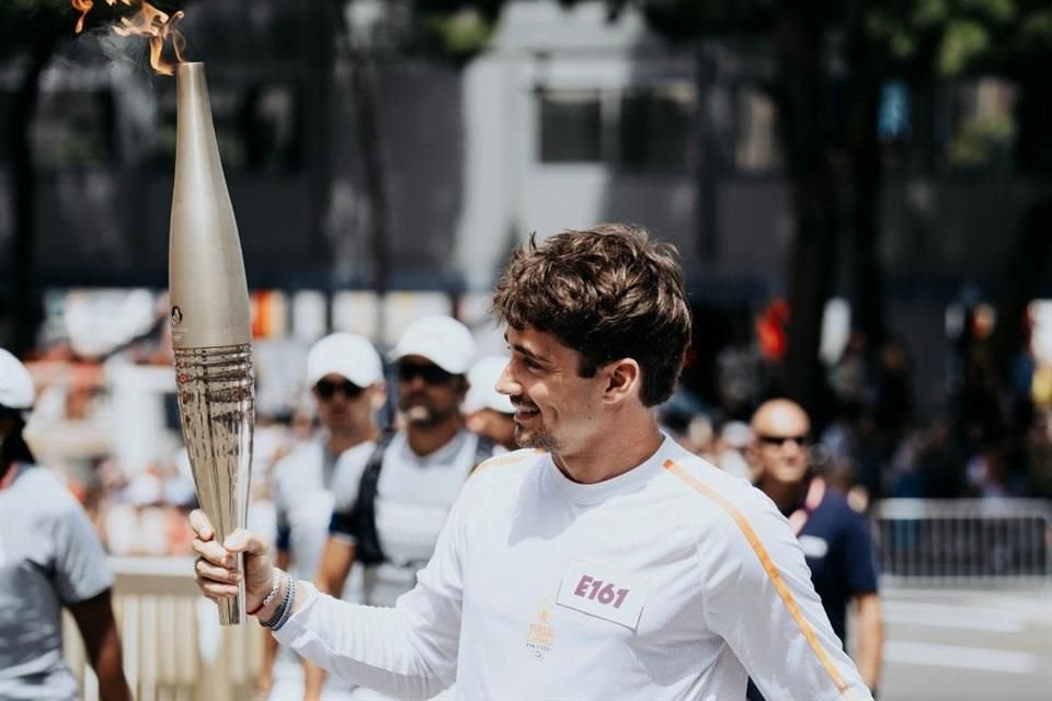 La antorcha olímpica sigue por el recorrido mundial antes de llegar a París y en su paso por Mónaco fue portada por el piloto Charles Leclerc.