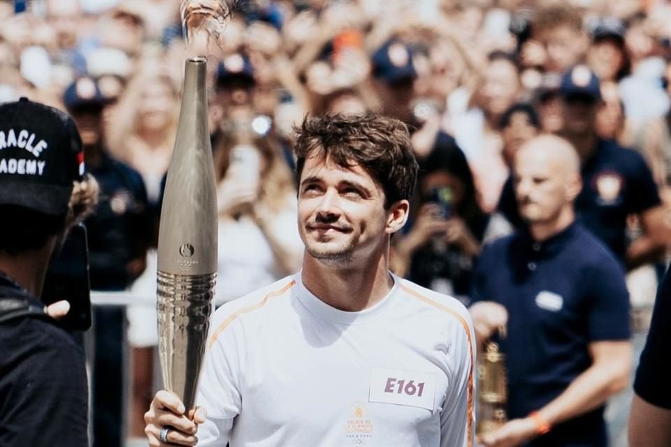 La antorcha olímpica sigue por el recorrido mundial antes de llegar a París y en su paso por Mónaco fue portada por el piloto Charles Leclerc.