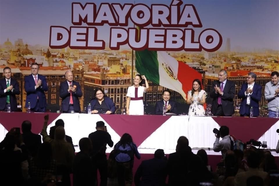 Claudia Sheinbaum en reunión con legisladores federales electos de Morena-PT-PVEM.