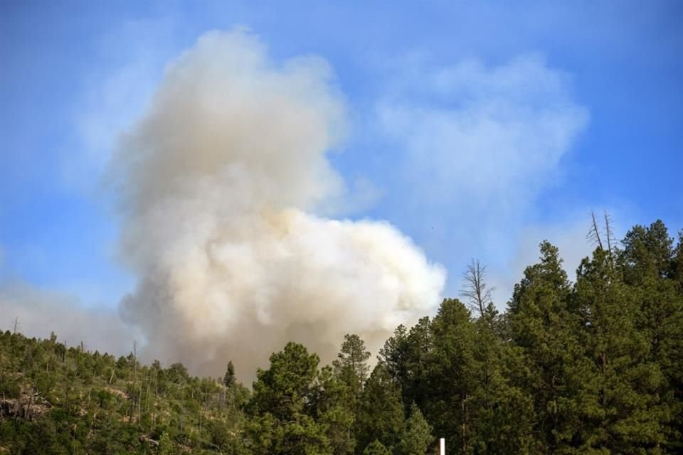 Humo de un incendio forestal se alza por encima de las montañas en Ruidoso, Nuevo México, el 18 de junio del 2024.