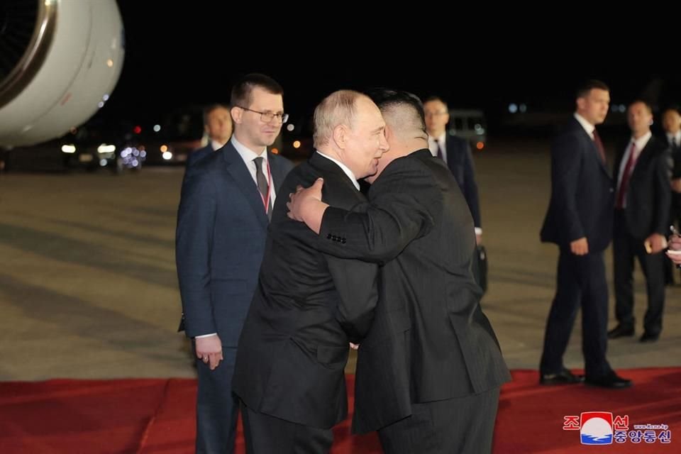 El Presidente ruso Vladimir Putin abraza al Líder Kim Jong Un a su llegada a Corea del Norte.