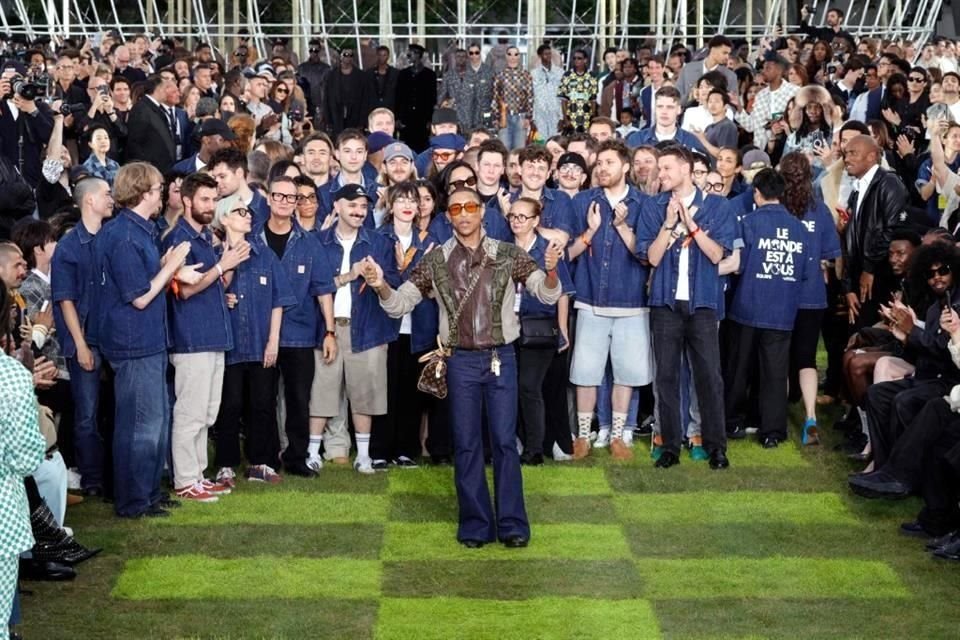 Pharrell Williams invoca el universalismo en su nuevo desfile Louis Vuitton en París.