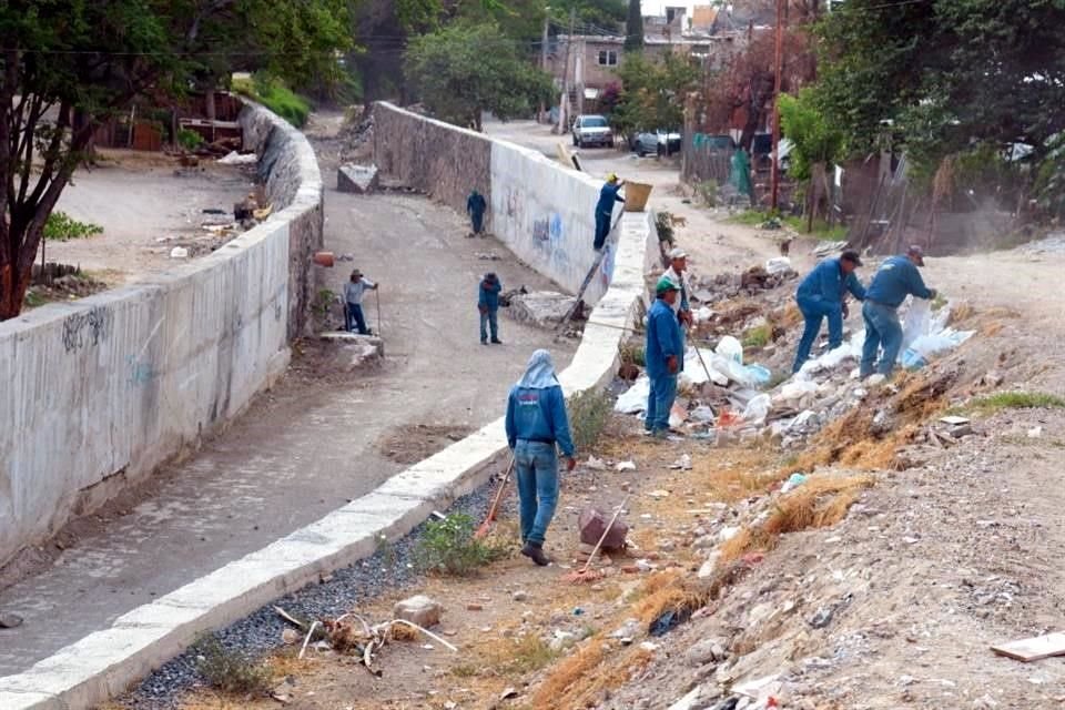 Limpieza del canal por donde corre el Arroyo El Seco en la Colonia Miramar de Zapopan, uno de los puntos con más alto riesgo de inundación.