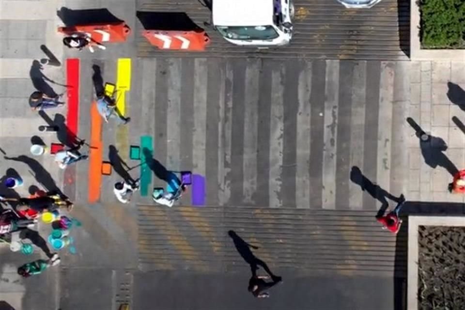 Después de la pinta del paso peatonal, hubo una exhibición de baile afuera del Injuve.